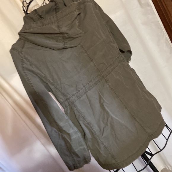 GU Stressed jacket size medium olive green how and right elbow sleeve raveled - Picture 4 of 7